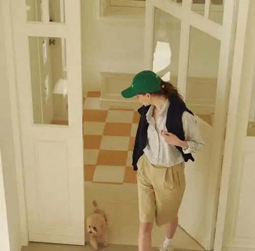 看了优雅女人的穿搭我发现穿衣简约不花哨,松弛自在不过分精致