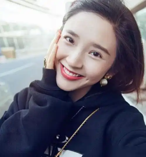 为何唐艺昕总是短发看到她罕见的长发照片真像女团c位