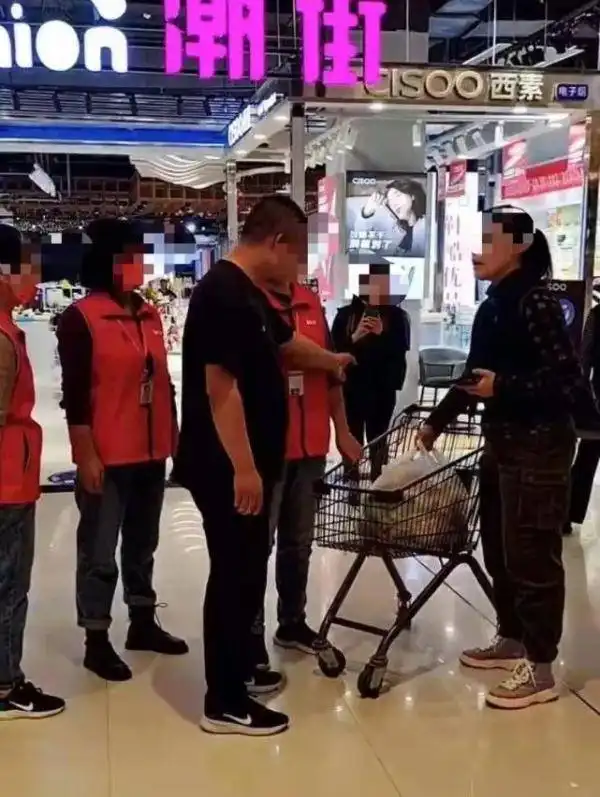 在超市偷东西被发现拒不承认反扇员工耳光警方介入
