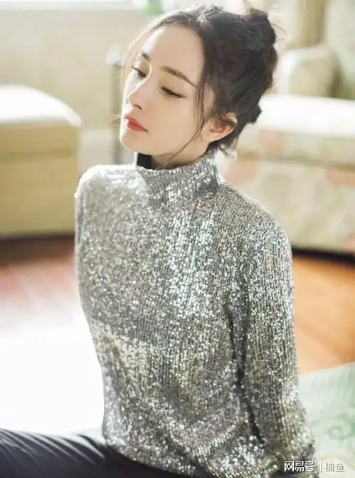 口罩还能这样戴杨幂亮片毛衣搭配钻石口罩,妥妥的闪光少女