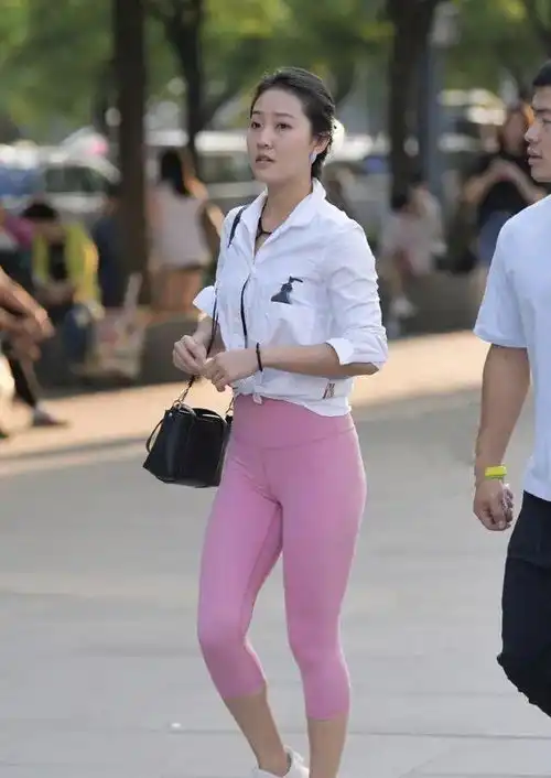 婴儿肥的女性,不要过度依赖健美裤,白白浪费了自身优势