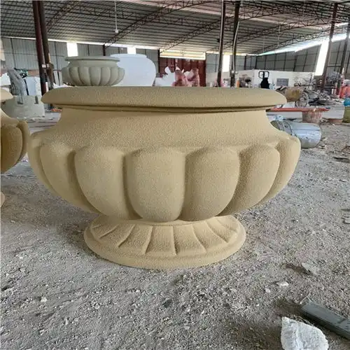 伊犁市花盆玻璃钢雕塑造型逼真