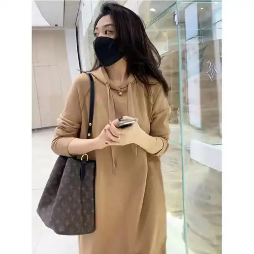 不管是内搭还是单穿都是非常好的选择卫衣的设计妹子