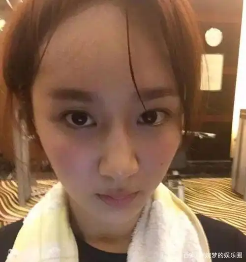 明星们的素颜照被曝光,原来不化妆的她们是这样,真是大开眼界了