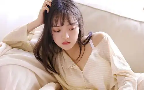 男子借灯光昏暗闯入酒店房间,女子误以为男友与其发生关系