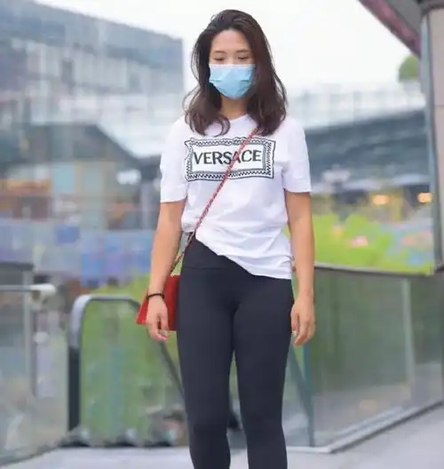 这条束缚式的健美裤,用另一种穿法,点燃了整个秋天的街道