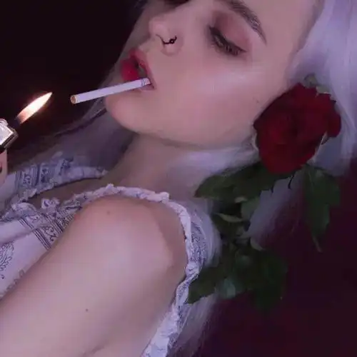 头像很久以前我有太多曾沾沾自喜誓必珍惜的情谊结果最后都败给时光的腐朽败给自以为是的长久