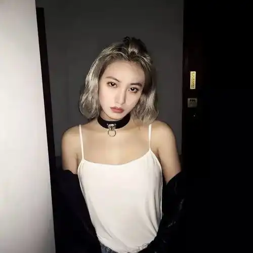 据说今年流行性感路线,这些发型和吊带裙更配