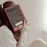 斜站着靠白色墙的头像女生