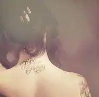 qq头像背影女生脖子背后英语刺青.直接给我发图片