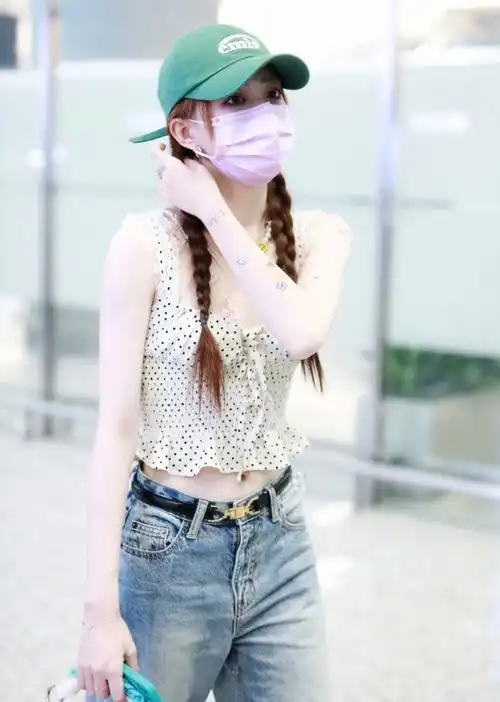 徐璐化身花臂少女,机场现身走出霸气御姐范,不怪张铭恩hold不住