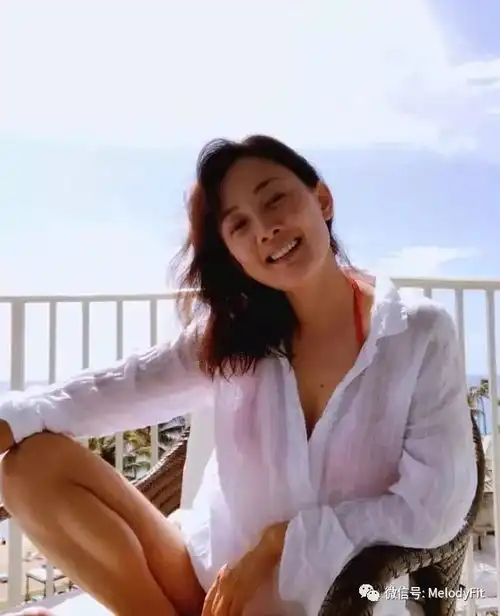 女人健身就是不会老,45岁牛莉大秀马甲线,这还是郭冬临媳妇吗