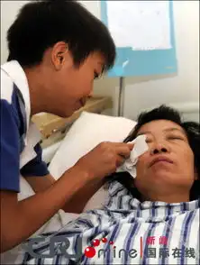 为救绝症妈妈广州13岁少年辍学擦鞋赚钱