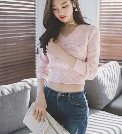 热情活泼的牛仔裤美女,显得挺拔有型