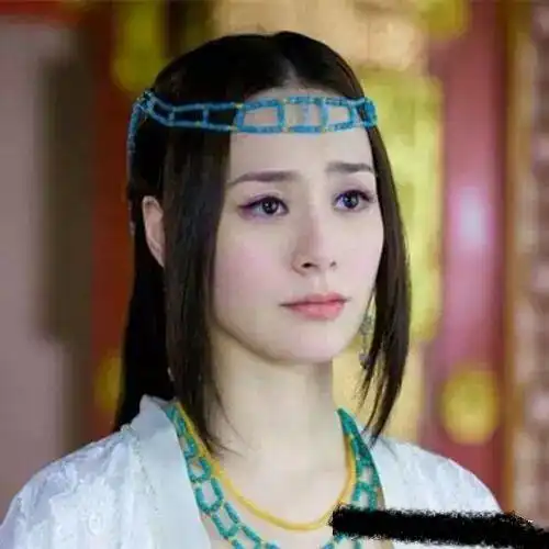 同样是额头绑发带,热巴秒变小仙女,关晓彤却平白无故老了十岁