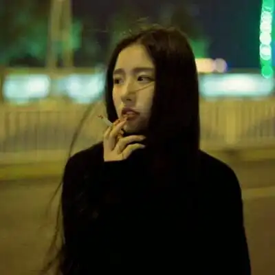 搞笑段子gif图狗生凄凉,只能以酒作伴了