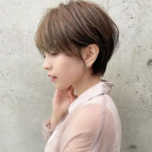今年流行四好层次短发,立体蓬松很精致,适合大多数女性