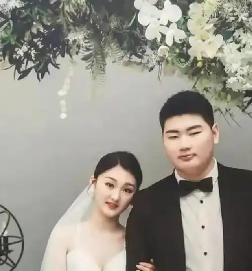 陈亚男粉丝突破430万,妈妈高兴当街跳舞,以后不愁没钱花了