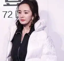 杨幂发际线怎么了未修图下额头像寿星公,颜值一下就崩塌了