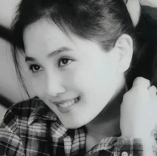 离婚后只字不提前夫侯勇,与女儿相依为命,如今45岁如冻龄少女