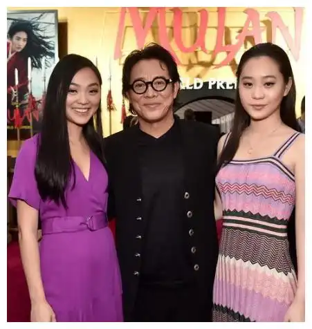 李连杰小女儿抑郁症已好,在家陪姐姐过生日,二人越来越像双胞胎