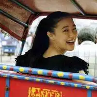 可爱女孩头像萌图片拿着手机挡着脸的图片