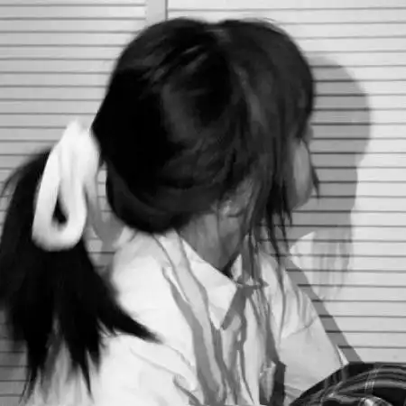 超奈斯的女头像黑白,青涩时光走向白发苍苍