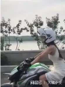 抖音机车女孩火了,当看到她大腿时,网友为了火真拼啊