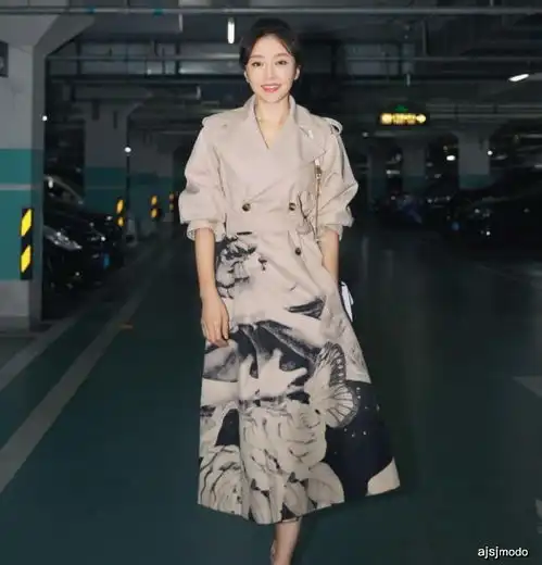37岁演配角再次大红,今穿亮片粉色轻纱裙,配卷发美成小仙女