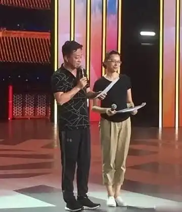 45岁董卿近照,素颜排练却被嘲是普通妇女,网友气质模仿不来