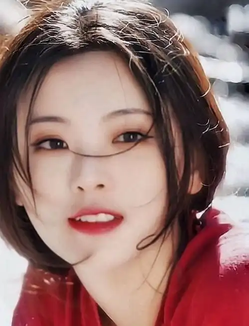 杨超越红衣造型氛围感满满,被称神明少女,最近她发展越来越好