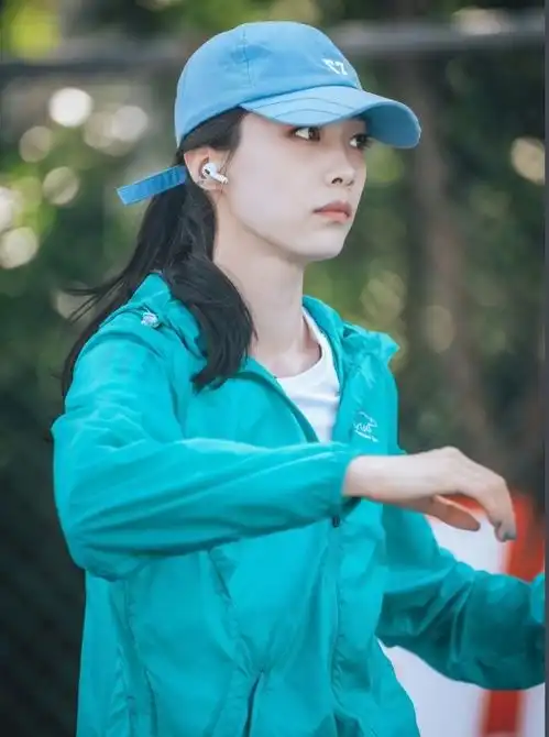 女子跳高运动员街头比赛,超高颜值,大长腿吸睛,不愧是跳高女神
