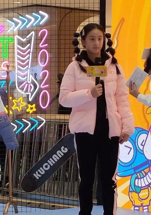 森碟变丑了出席发布会造型被喷,网友像田亮戴了个假发