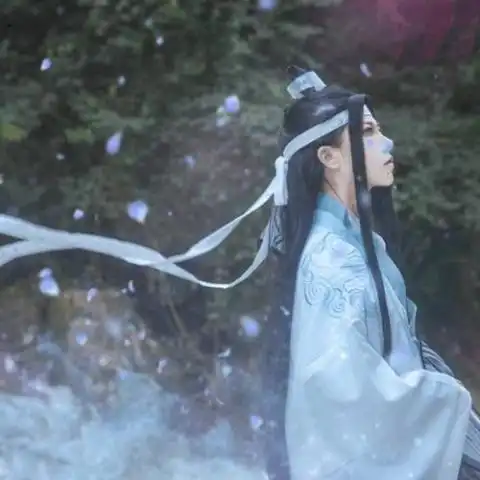 三位妹子cos魔道祖师,在墙角疯狂拥抱,已成漫展最大赢家