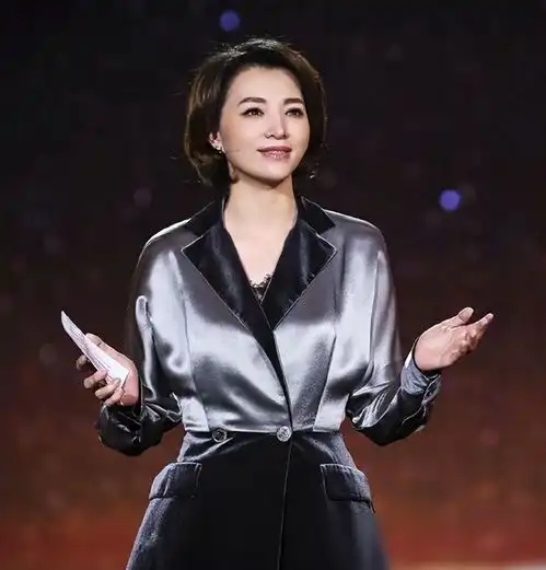 董卿真不愧是台柱子,年纪这么大了皮肤仍然饱满,气质也很高级