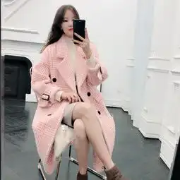 2019年流行减龄粉大衣,让女人显嫩十岁,优雅显白真的美