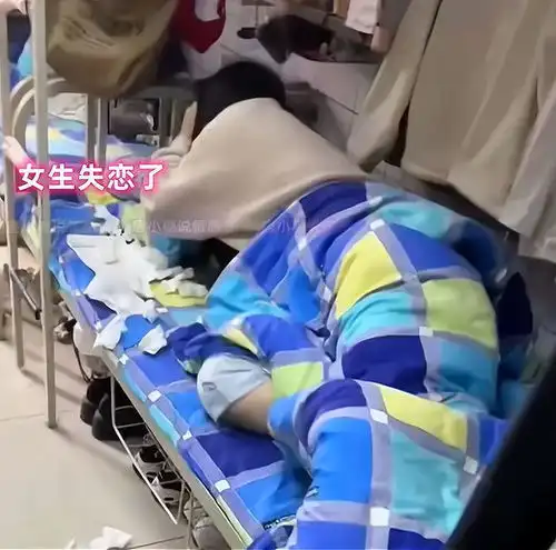 女生失恋后哭了一整天,纸巾扔了一地,舍友不相信爱情了