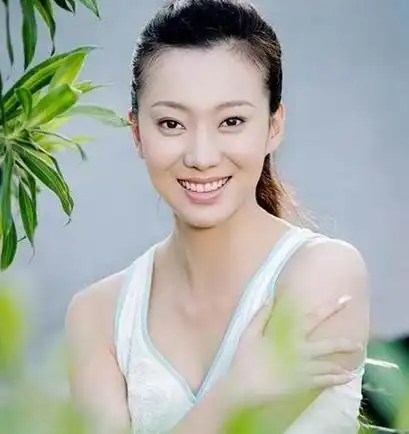 公认最成功春晚导演的他,却抛弃发妻,四段婚姻,现娇妻小23岁