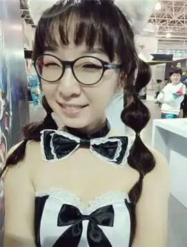 百变小圆酱指尖刀塔90后美女主播nest电竞赛蹿红