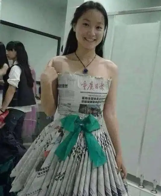 真不愧是灵感设计师,穿这身衣服走在街上成功的吸引了大家的目光