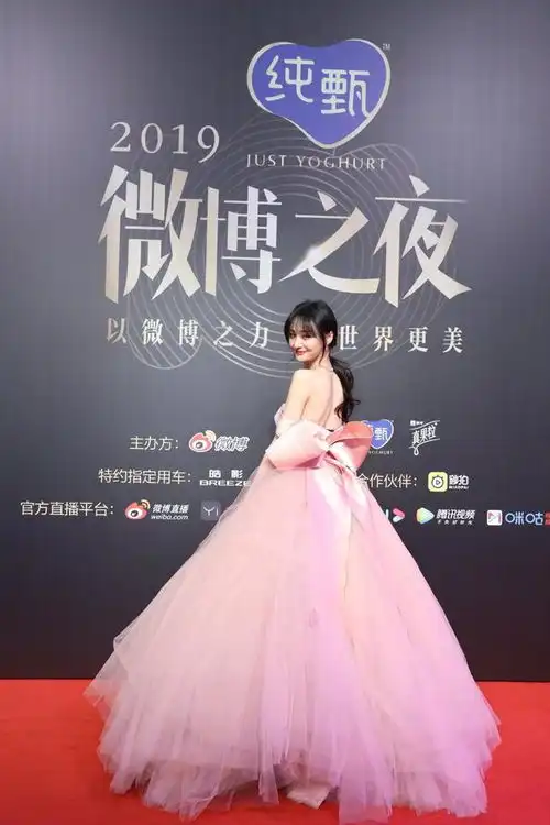 微博之夜仙女聚集郑爽清纯宋祖儿甜美,吉娜一袭羽毛裙美出天际