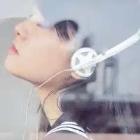 戴耳机听音乐女生头像