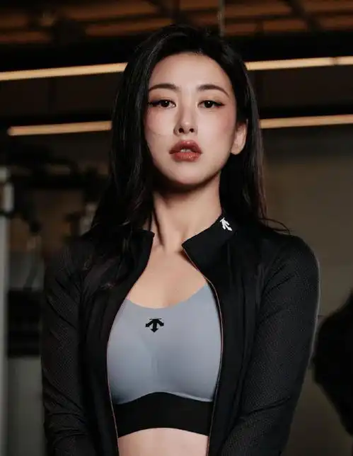 亚洲最美面孔朱珠暴瘦50斤穿背心露纤细腰身,不像刚生娃的