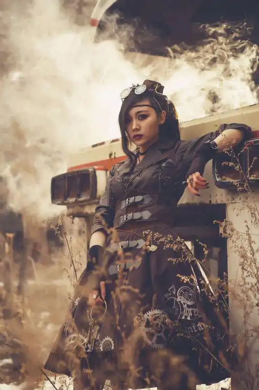 戴眼镜,眼镜上有齿轮和玫瑰花,穿校服,披长头发的动漫女生