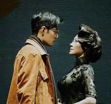 肖战与52岁许晴吻戏,3万元即现场观看,引粉丝疯狂抢购堪比春运