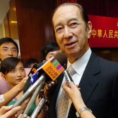 港姐最强司仪何鸿燊被港姐调侃会亲自己,他的回应风趣又不油腻