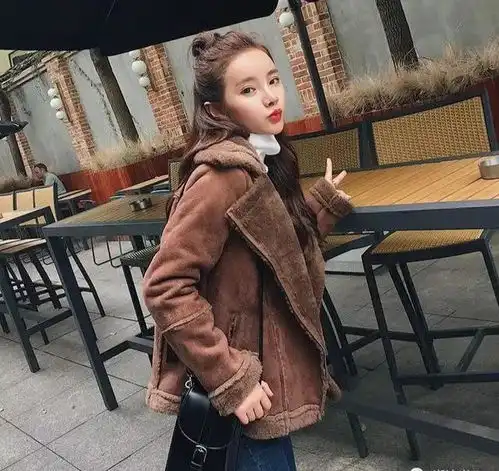 建议小个子女人大年初一穿羊羔毛打底裤,优雅时髦提升气质