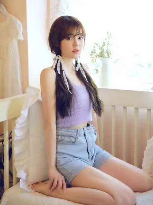 什么样的美女能表现纯欲风呢颜值高妆容精致,穿搭时尚吸引人