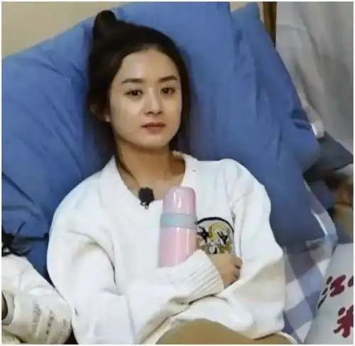 赵丽颖参加真人秀,素颜出镜引网友热议,大大的黑眼圈粉丝心疼的不行