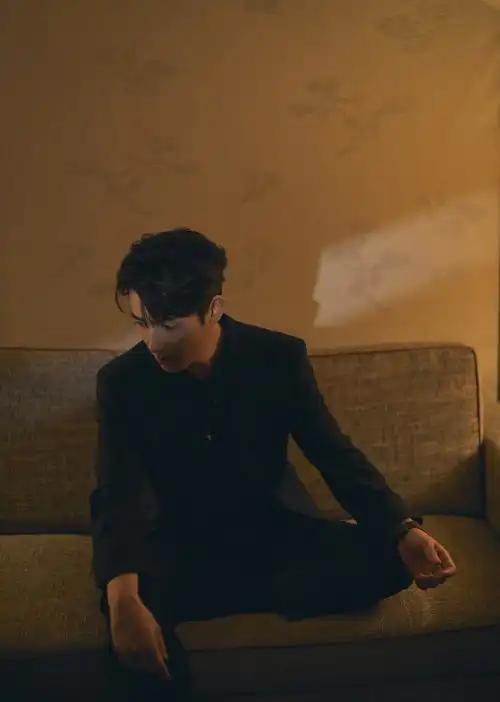 真正的绅士朱一龙,穿西装穿大衣都太有范,时光打磨更触人心